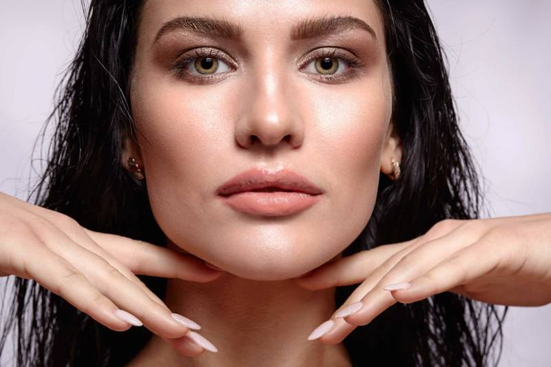 Épilation laser femme menton et tour de cou à Marseille 13006 Castellane pour traiter la pilosité hormonale durablement avec un résultat naturel et une peau lisse.