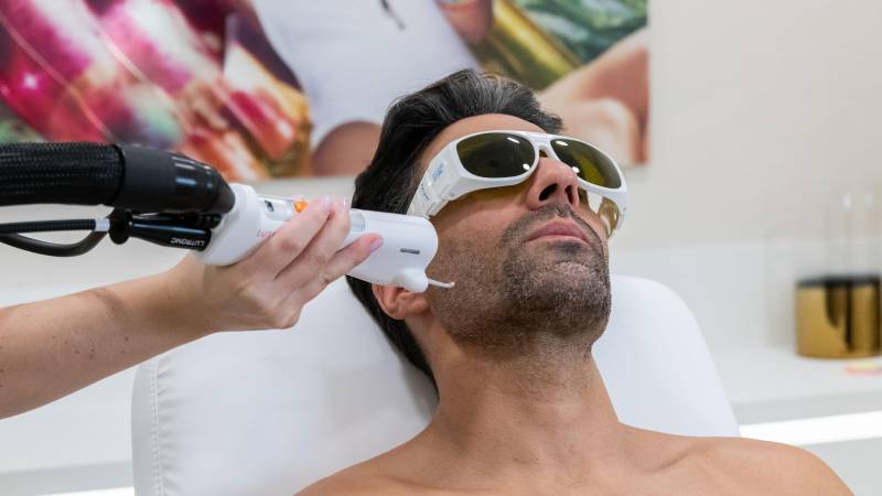 Traitement des poils incarnés de la barbe et du cou grâce à l’épilation laser homme à Marseille 13006 Vauban.