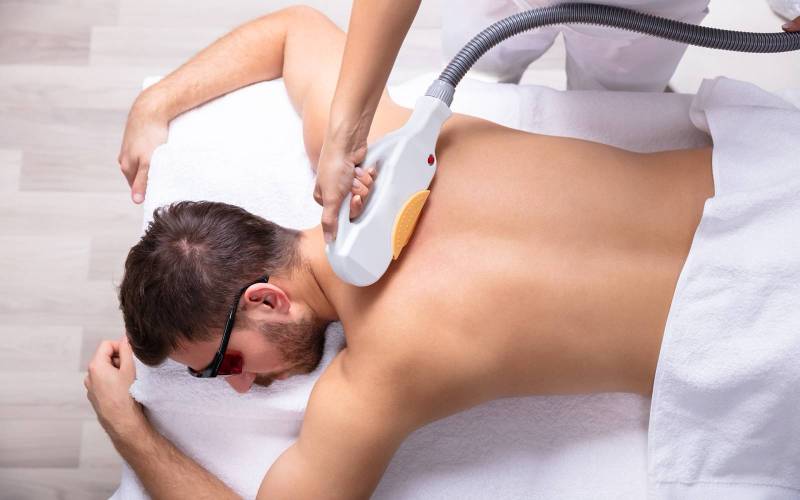 Épilation laser homme dos complet à Aubagne : résultat visible avec une peau nette et une pilosité durablement réduite.
