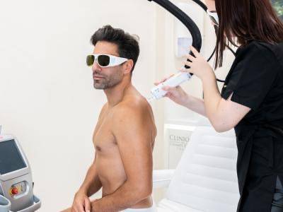 Résultat d’une épilation laser du dos chez l’homme à Marseille 13008 Prado : pilosité visiblement réduite et peau plus nette séance après séance.