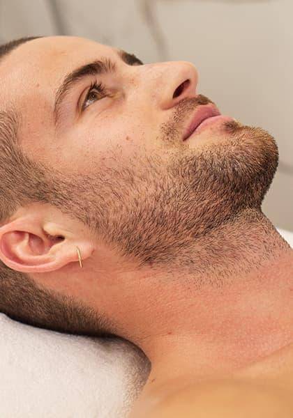 Résultat d’une épilation laser homme barbe contour et cou à Marseille Prado 13008 avec peau nette, réduction des poils incarnés et contours parfaitement définis.