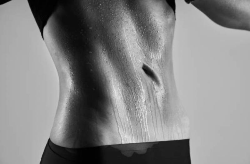 Épilation laser femme du ventre et de la ligne abdominale à Marseille 13008 Périer pour traiter les poils hormonaux durablement.