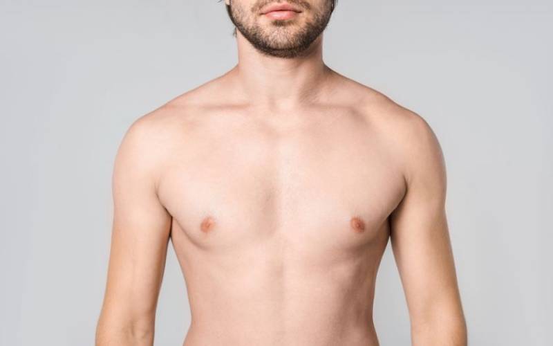 Homme avec torse lisse et net après épilation laser, pour une réduction durable des poils épais et un rendu uniforme esthétique.