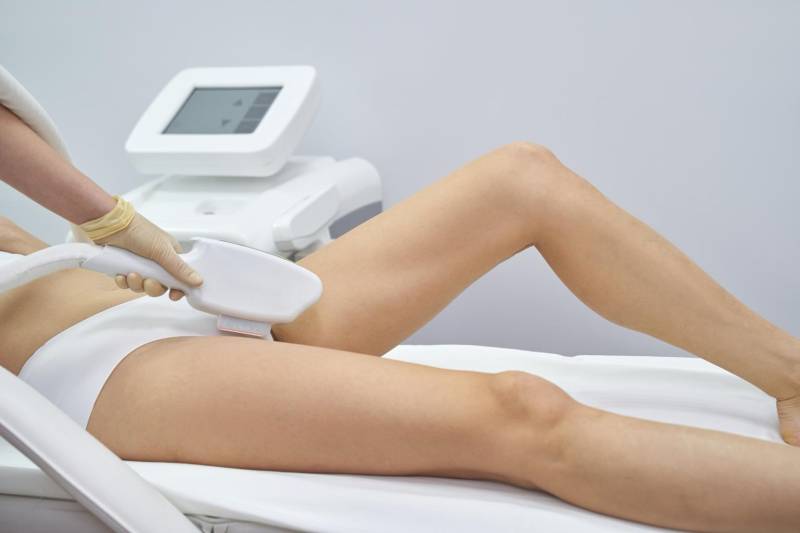 Séance d’épilation laser des demi-jambes chez EREV Capillaire & Laser pour une peau lisse durable et une réduction progressive de la pilosité.