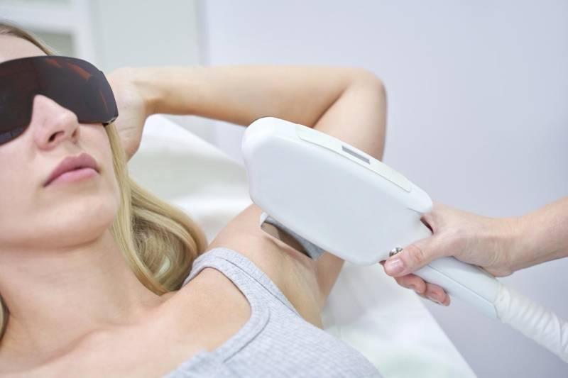 Bras de femme à la peau douce et lisse après épilation laser, pour un rendu naturel, uniforme et sans poils visibles.