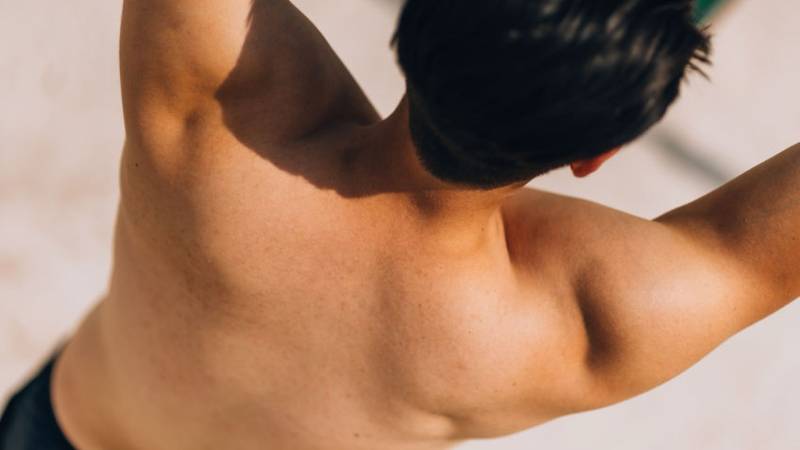 Épilation laser homme épaules à Marseille 13009 Mazargues : traitement ciblé pour réduire durablement la pilosité et retrouver une peau nette et uniforme.