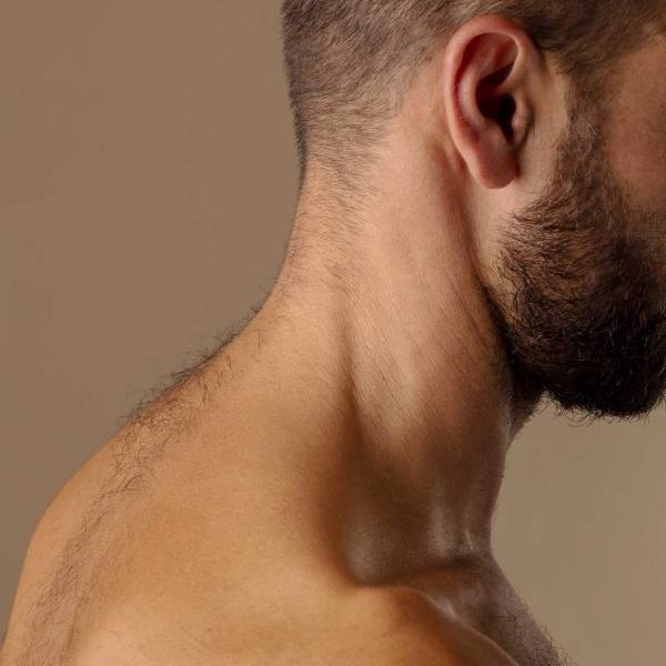 Épilation laser homme col de chemise à Marseille 13011 La Valentine pour une nuque nette sans démarcation et un rendu propre durable.