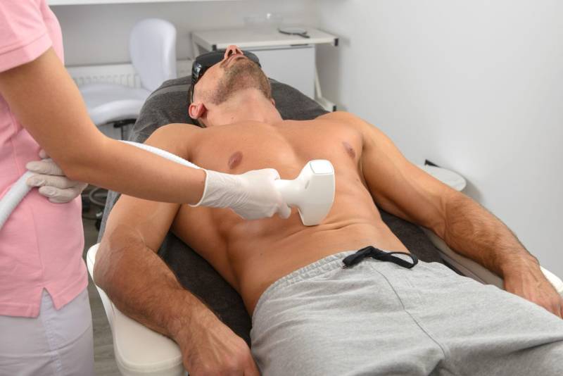 Séance d’épilation laser du ventre et de la ligne abdominale chez EREV Capillaire & Laser à Marseille
