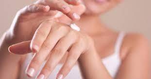 Épilation laser femme mains à Marseille 13001 Vieux-Port pour éliminer les poils visibles et améliorer l’esthétique globale des mains durablement.