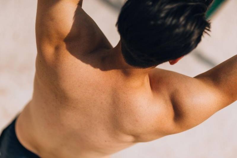 Épilation laser homme épaules à Marseille Bonneveine 13008 : traitement précis pour éliminer les poils disgracieux durablement et obtenir une peau nette et esthétique.