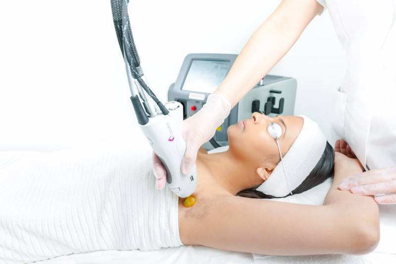 Épilation laser femme aisselles à La Ciotat : traitement précis pour une peau nette, douce et sans poils durablement.